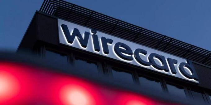 Rote Lichter leuchten vor dem Schriftzug von Wirecard an der damaligen Firmenzentrale. Foto: Peter Kneffel/dpa Rote Lichter leuchten vor dem Schriftzug von Wirecard an der damaligen Firmenzentrale. Foto: Peter Kneffel/dpa