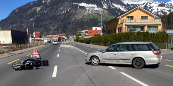 Kollision zwischen Personenwagen und Roller.