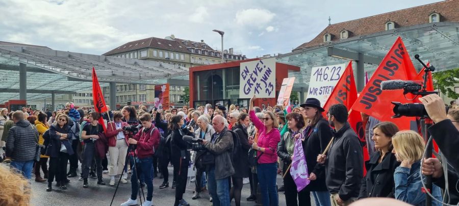 Die linken Demo-Teilnehmer machten ordentlich Werbung für den nächsten Frauenstreik im Juni 2023.