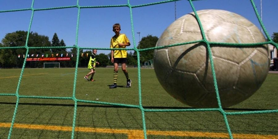 Junge beim Fussballspielen