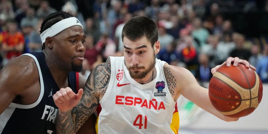 Juancho Hernangomez (r) führte Spanien im Finale zum Sieg.