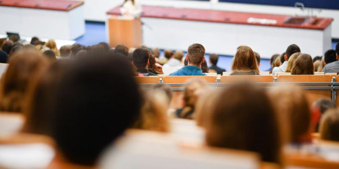Studierende sitzen in einem Hörsaal. Universität Hörsaal