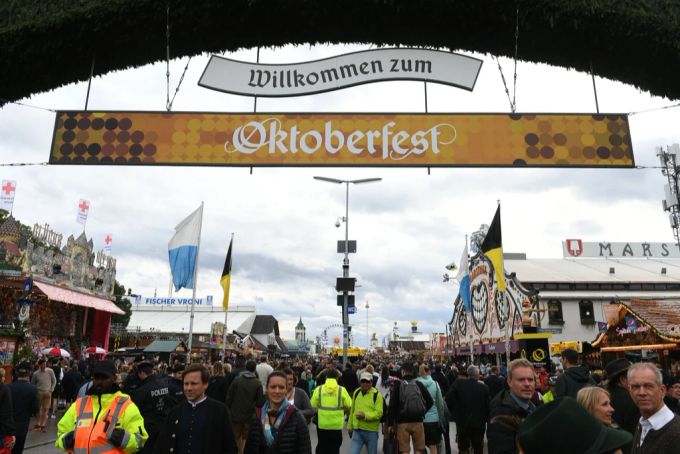 Nach zwei Jahren zwangspause startete das Oktoberfest am Samstag auf der Wiesn. lauterbach wiesn