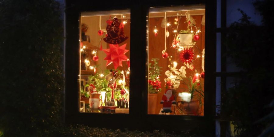 Wer jetzt schon an die vorweihnachtliche Beleuchtung denkt, kann auf stromsparende LEDs umsatteln.