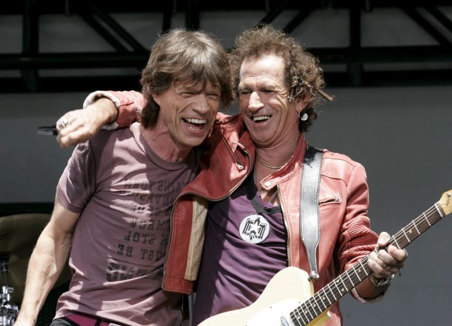 Mick Jagger soll in seinen Bandkollegen Keith Richards verliebt gewesen sein.