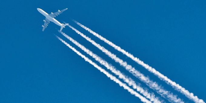 Fliegen gilt als besonders klimaschädliche Form des Reisens - über Ausgleichszahlungen lassen sich die verursachten Klimafolgen zumindest teilweise kompensieren. klimastreik