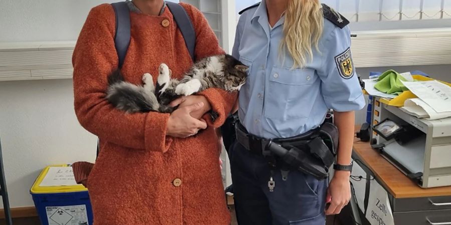 Katzenbesitzerin Alina Huber (l) mit Polizeikommissarin Elisabeth Sitka (r) und Katze «Rosie» nach deren Bahnreise von Regensburg zum Münchner Flughafen und zurück.