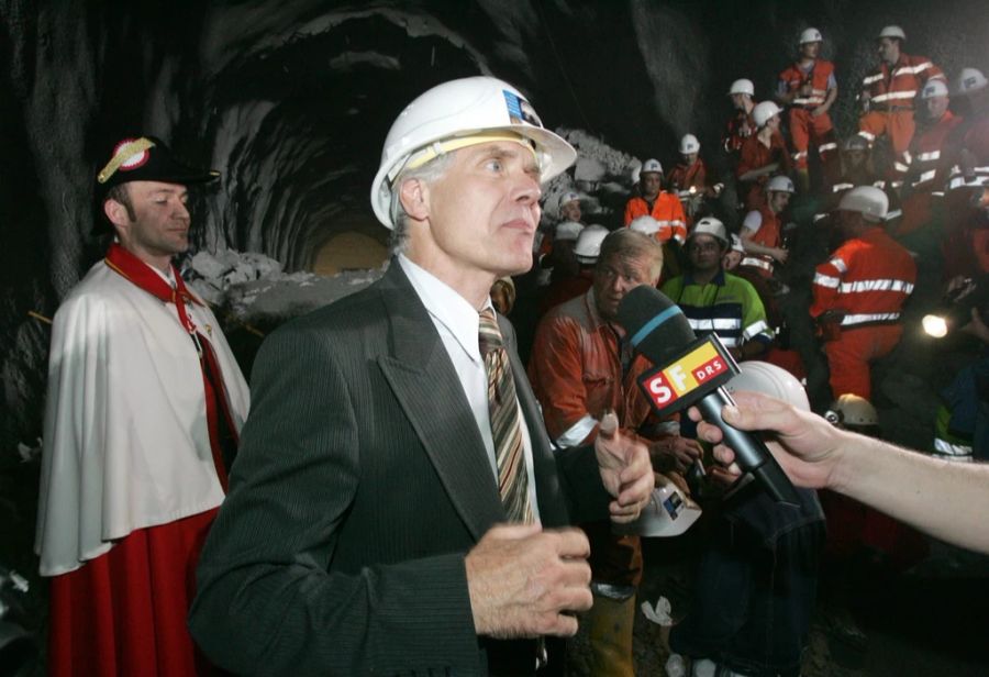 Bundesrat Moritz Leuenberger an der Feier zum Durchschlag, April 2005.