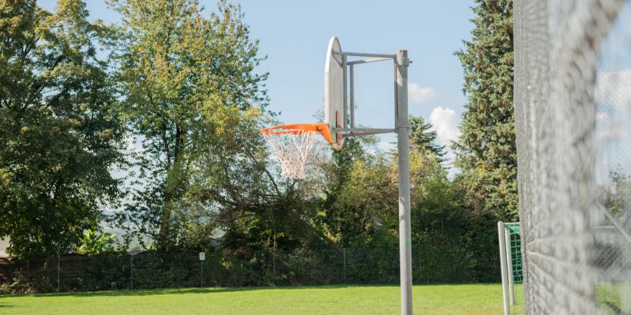 Eine Basketball-Korbanlage auf einem Sportplatz. (Symbolbild)