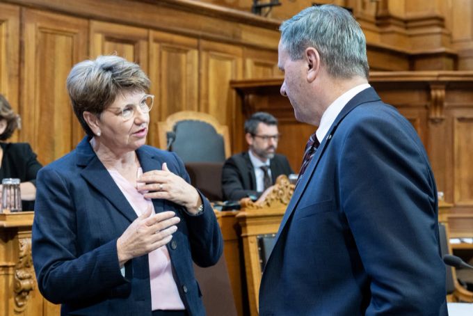 Bald Berufskollegen? Verteidigungsministerin Viola Amherd im Gespräch mit SVP-Ständerat Werner Salzmann. Viola Amherd Werner Salzmann