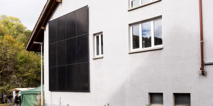 Ein Solar Panel installiert an einer Hauswand. / Photovoltaik Fassade (Symbolbild)