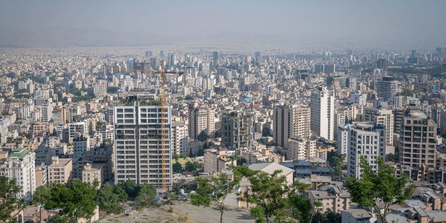 Blick vom «Dach Teherans» (Bam-e Tehran) auf die Millionenmetropole.