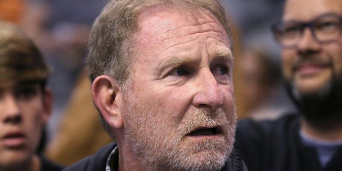 Robert Sarver, Eigentümer der Phoenix Suns, beobachtet ein Spiel der Mannschaft. phoenix suns