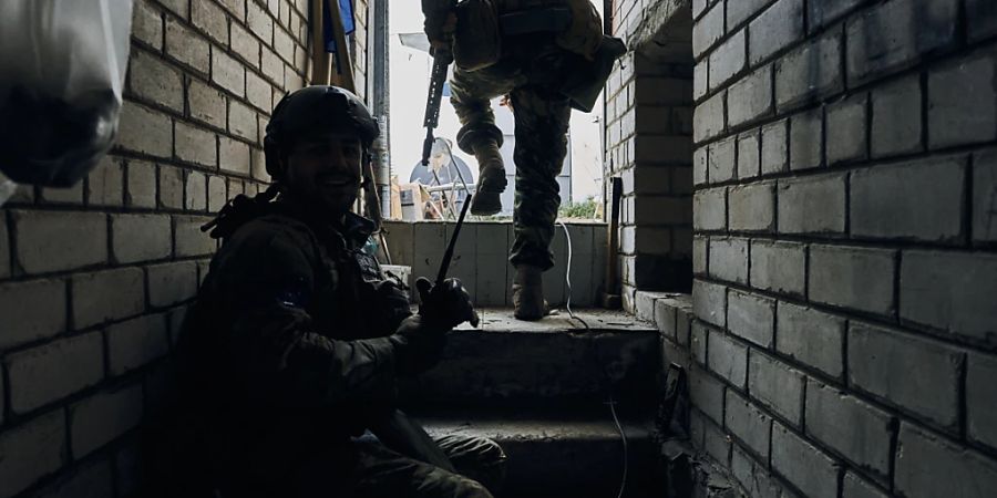 Ukrainische Soldaten verlassen einen Unterstand in der kürzlich zurückeroberten Stadt Kupjansk in der Region Charkiw, Ukraine. Foto: Kostiantyn Liberov/AP/dpa