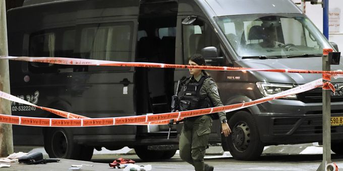 Ein israelischer Soldat ist durch Schüsse an einem Kontrollpunkt in Ost-Jerusalem getötet worden. Er erlag seinen schweren Verletzungen, die er in der Nähe eines palästinensischen Flüchtlingslagers bei einem bewaffneten Angriff erlitten hatte. Ein israelischer Soldat ist durch Schüsse an einem Kontrollpunkt in Ost-Jerusalem getötet worden. Er erlag seinen schweren Verletzungen, die er in der Nähe eines palästinensischen Flüchtlingslagers bei einem bewaffneten Angriff erlitten hatte.
