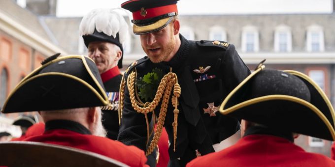 Wegen Andrew! - Harry gewinnt Uniform-Streit bei Queen-Sarg
