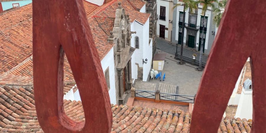 Von der Dachterrasse des kleinen Hotels Casa Alves in einem Haus aus dem 16. Jahrhundert, einem der ältesten Gebäude der Inselhauptstadt, geht der Blick auf die Altstadt von Santa Cruz de la Palma mit der Kirche El Salvador an der Plaza de España.
