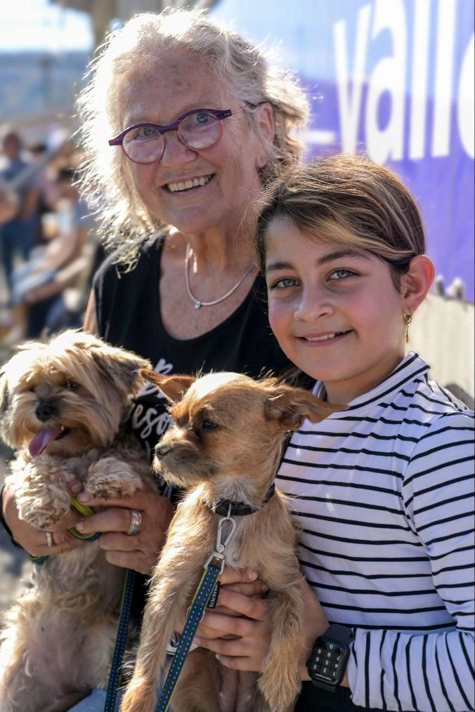 Christin Schober mit Enkelin Duaa und den fussballbegeisterten Hunden Mily und Joya.