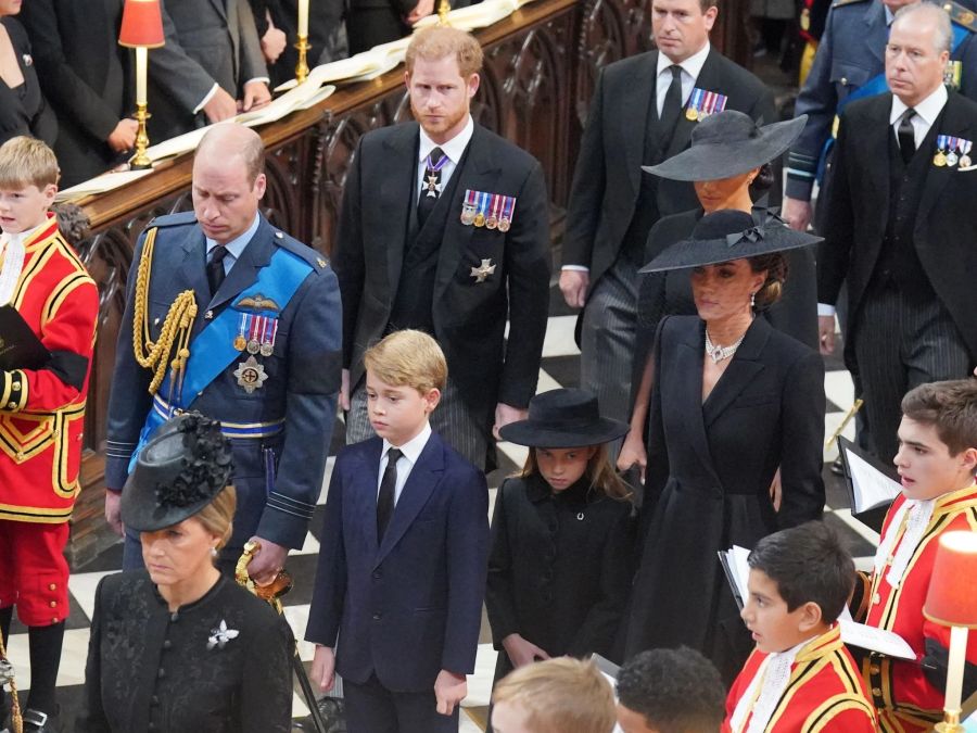 Prinz William, sein Sohn Prinz George, seine Tochter Prinzessin Charlotte und seine Frau Kate kommen zum Staatsakt vor der Beisetzung von Königin Elizabeth II.