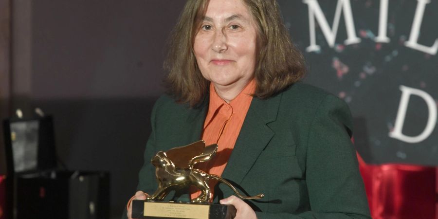 Die Düsseldorfer Künstlerin Katharina Fritsch erhielt bei der 59. Kunstbiennale einen Goldenen Löwen für ihr Lebenswerk. Nun kommt für sie der Grosse Kulturpreis der Sparkassen-Kulturstiftung Rheinland dazu.