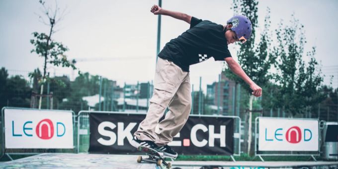 Einer der Teilnehmenden bei einem Grind in der Bowl. Junger Skater