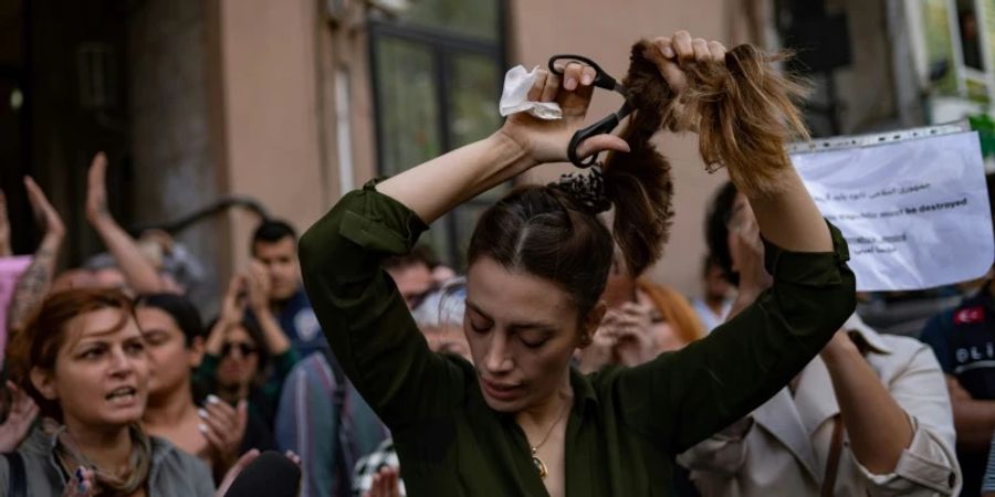 Demonstration in Istanbul für die Frauenrechte im Iran