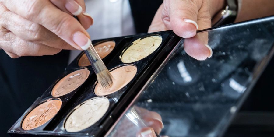 In Make-up können Fluorchemikalien stecken, sogenannte PFAS.