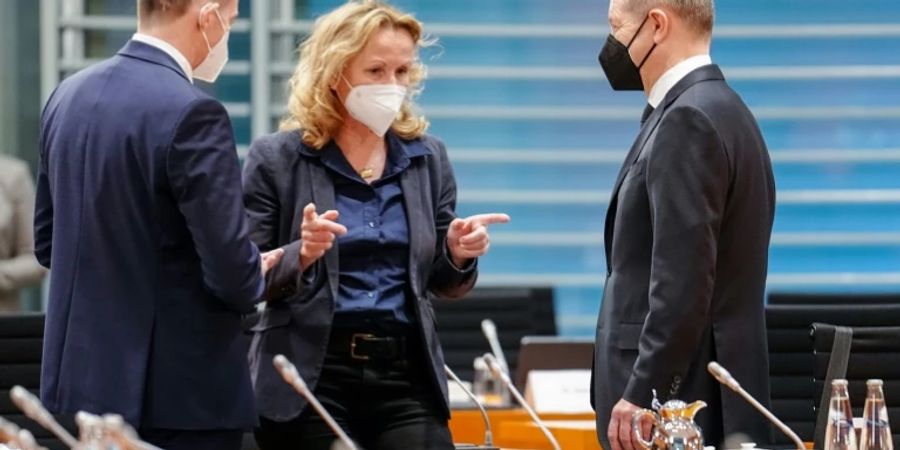 Wissing (l.) und Lemke mit Kanzler Scholz
