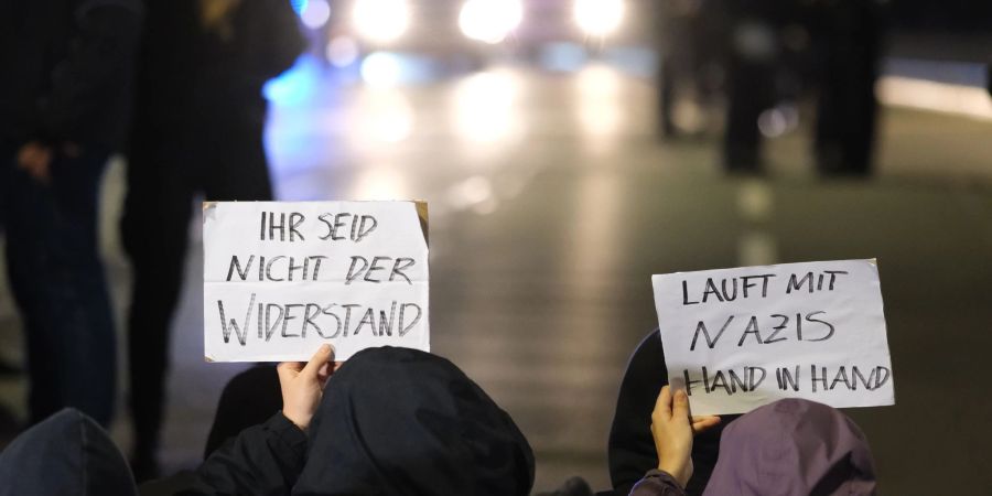 Teilnehmer einer Gegendemonstration blockieren in Leipzig eine Strasse und wenden sich damit gegen den Protest von mehreren Hundert Menschen, die gegen die Energiepolitik der Bundesregierung auf die Strasse gegangen sind.
