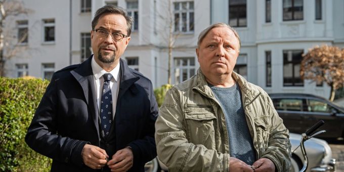 Der Rechtsmediziner Prof. Karl-Friedrichs Boerne (Jan Josef Liefers, l) und Kommissar Frank Thiel (Axel Prahl). Tatort