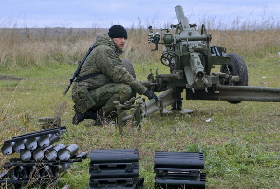 Seither hat das russische Militär seine Raketenangriffe auf mehrere Städte deutlich verstärkt. Abgebildet: Ein russischer Soldat bei einer Übung.