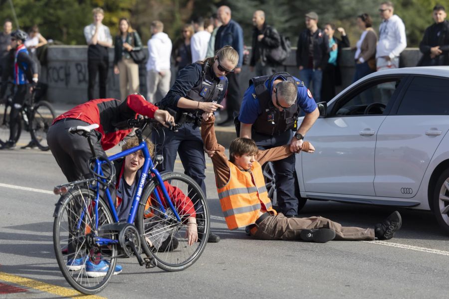 Polizisten tragen einen Aktivisten während einer Blockade am 29. Oktober von der Berner Lorraine-Brücke. (KEYSTONE/Peter Klaunzer)