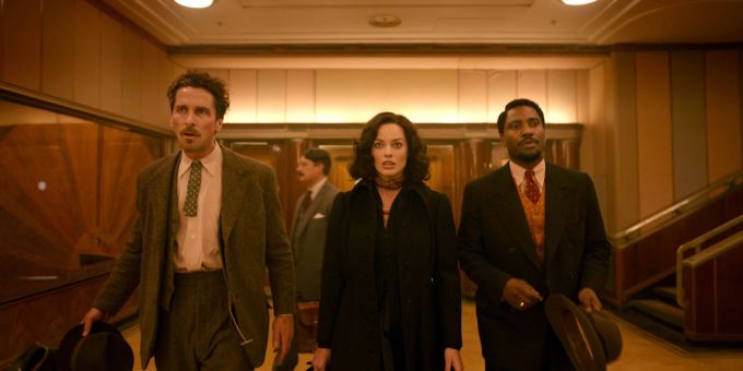 Christian Bale (l) als Burt, Margot Robbie als  Valerie und John David Washington als Harold in einer Szene des Films «Amsterdam».