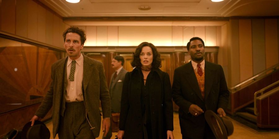 Christian Bale (l) als Burt, Margot Robbie als Valerie und John David Washington als Harold in einer Szene des Films «Amsterdam».