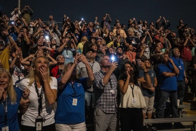 Zahlreiche Menschen vorfolgen den Start der «Artemis 1» der Nasa. Nasa Artemis 1