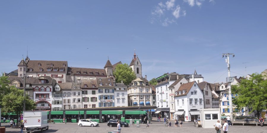 Der Barfüsserplatz ist ein wichtiger Umsteigeplatz für acht Tramlinien und gleichzeitig der Markt- und Messeplatz der Stadt Basel.