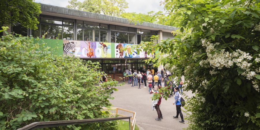 Der Haupteingang zum Zoologischen Garten «Zolli» in Basel. Der Zoo wurde 1874 eröffnet und ist somit der älteste Zoo der Schweiz.