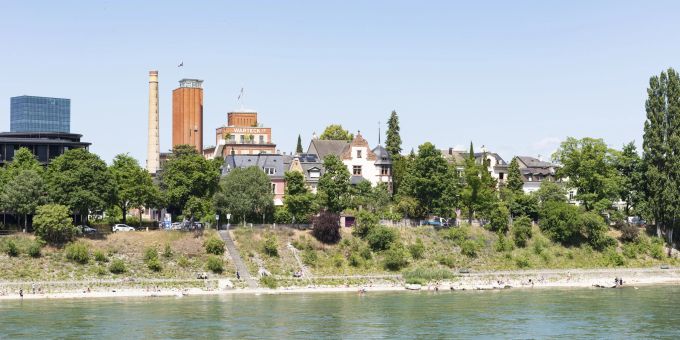 Das Rheinufer in Basel mit der ehemaligen Warteck-Brauerei. Das Rheinufer in Basel mit der ehemaligen Warteck-Brauerei.