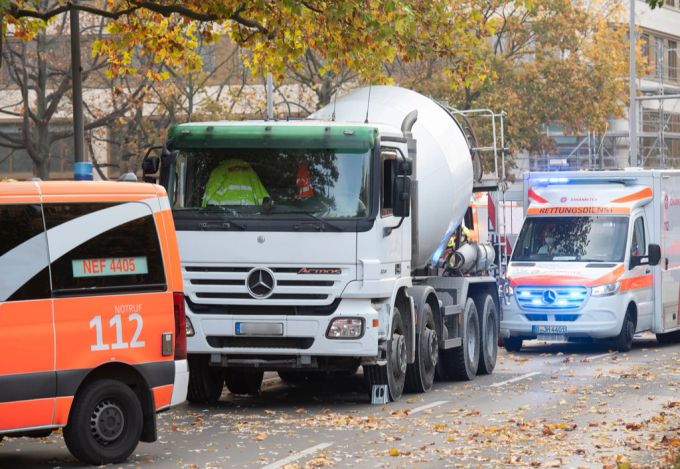 Wegen einem Stau – ausgelöst von Klimaaktivisten – soll die Feuerwehr verspätet am Unfallort angekommen sein. Berlin Unfall