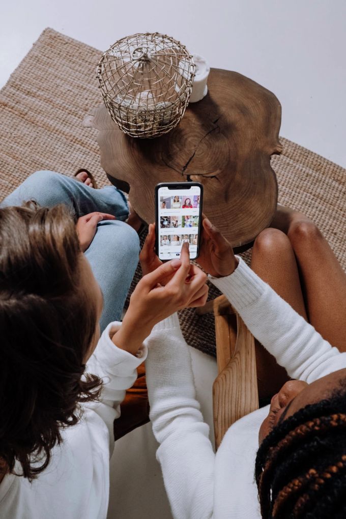 Es macht Sinn, sich in der Familie über den Social Media Konsum auszutauschen. Zwei Frauen halten Handy