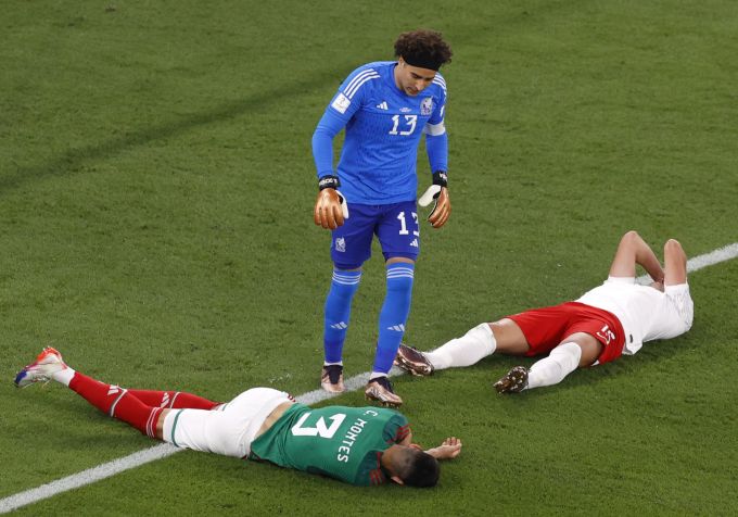 Guillermo Ochoa (Mitte) im Spiel zwischen Mexiko und Polen an der WM 2022. Mexiko Polen WM 2022