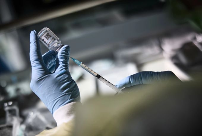 Eine Spritze wird im Impftram mit dem Vakzin gegen das Coronavirus gefüllt. Impftram