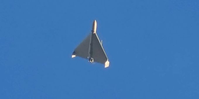Eine Drohne ist am Himmel zu sehen. Dabei handelt es sich vermutlich um eine Kampfdrohne vom Typ Shahed 136 (Schahed 136) iranischer Bauart. Eine Drohne ist am Himmel zu sehen. Dabei handelt es sich vermutlich um eine Kampfdrohne vom Typ Shahed 136 (Schahed 136) iranischer Bauart.