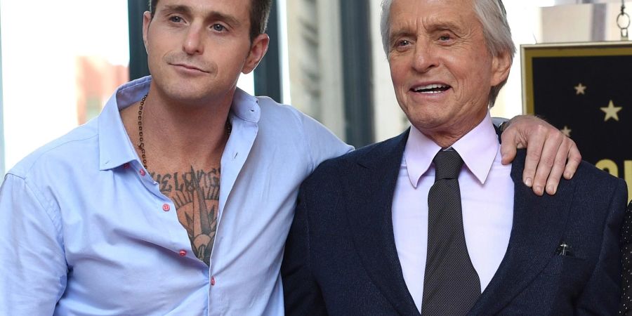 Der Schauspieler Michael Douglas (r) und sein Sohn Cameron wollen sich die Kamera teilen.