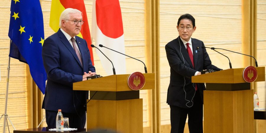Bundespräsident Frank-Walter Steinmeier und Ministerpräsident Fumio Kishida äussern sich nach ihrem Gespräch bei einer Pressekonferenz.