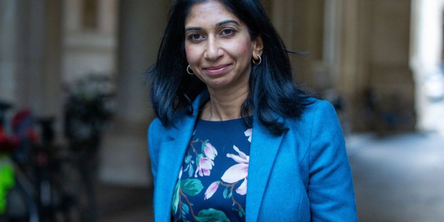 Suella Braverman trifft zur ersten Kabinettssitzung des neuen Premierministers Sunak in der 10 Downing Street ein.