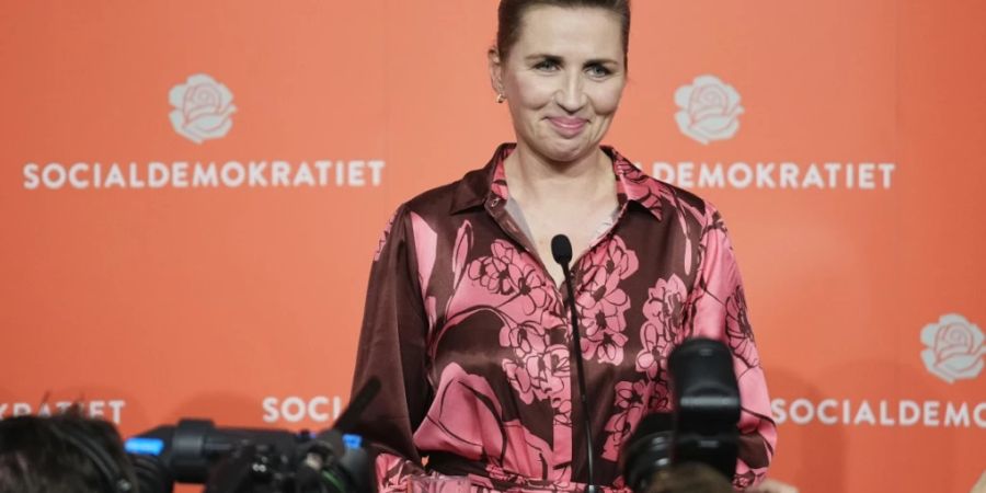 Mette Frederiksen, dänische Ministerpräsidentin und Vorsitzende der Sozialdemokratischen Partei, spricht in der Wahlnacht zu Mitgliedern ihrer Partei. Foto: Martin Sylvest/Ritzau Scanpix Foto/dpa