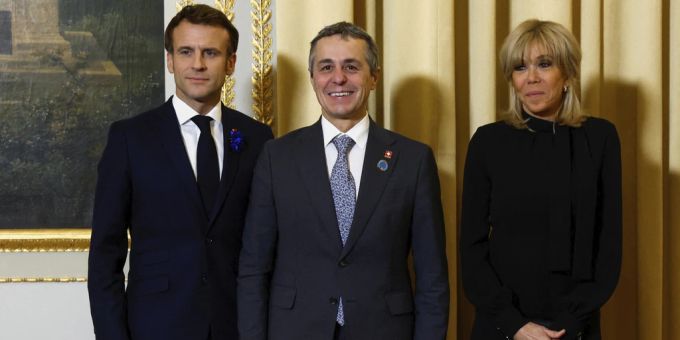Das Treffen zwischen Emmanuel Macron und Ignazio Cassis fand im Rahmen des Pariser Friedensforum statt. macron cassis