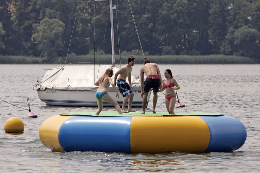 Familie auf Schlauchtboot