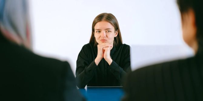 Frau im Jobinterview